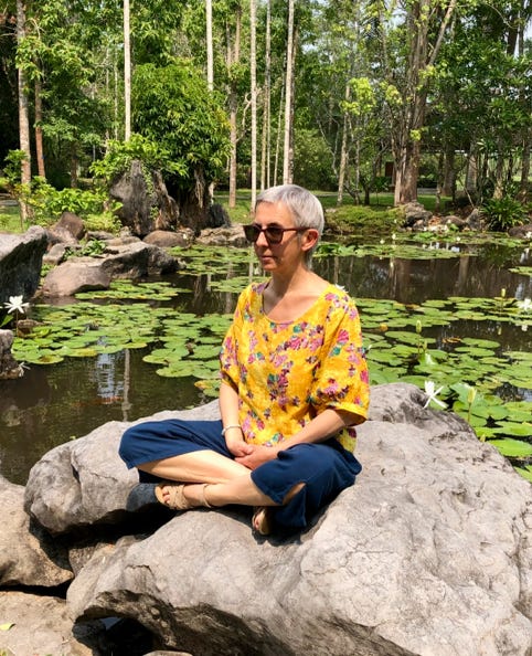 Frédérique en posture de méditation © 2019